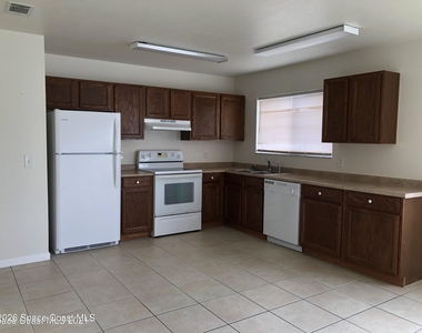 2140 Clover Street Ne - Photo Thumbnail 2