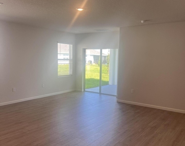 1654 Garabaldi Circle Se - Photo Thumbnail 3