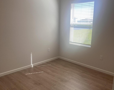 1654 Garabaldi Circle Se - Photo Thumbnail 7