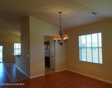 1020 Venetian Drive - Photo Thumbnail 5