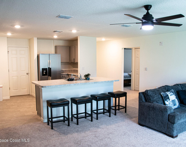 593 Haleybury Street Sw - Photo Thumbnail 3
