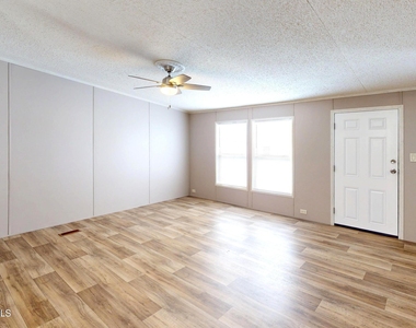 709 Lark Drive - Photo Thumbnail 8