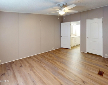 709 Lark Drive - Photo Thumbnail 15