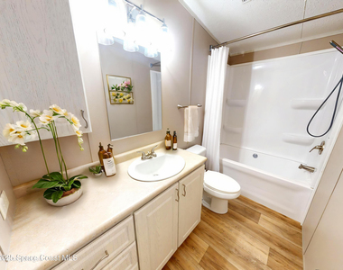 709 Lark Drive - Photo Thumbnail 14