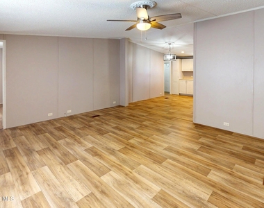709 Lark Drive - Photo Thumbnail 9