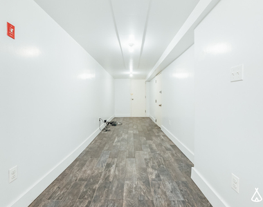 31 Montrose Ave - Photo Thumbnail 3