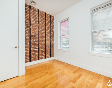 31 Montrose Ave - Photo Thumbnail 6