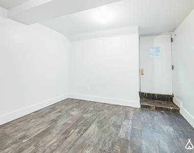 31 Montrose Ave - Photo Thumbnail 10