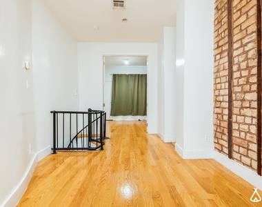 31 Montrose Ave - Photo Thumbnail 5