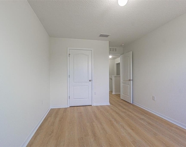 10536 Whispering Hammock Drive - Photo Thumbnail 17