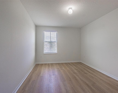 10536 Whispering Hammock Drive - Photo Thumbnail 16