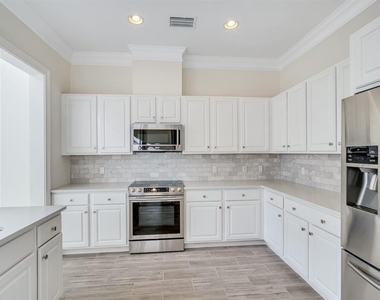 390 Newbury Place N - Photo Thumbnail 10