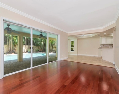 165 Baltic Circle - Photo Thumbnail 16