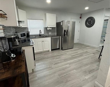 2626 E 28th Avenue - Photo Thumbnail 4