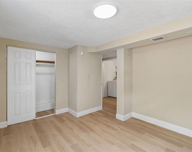 11945 Wanda Avenue - Photo Thumbnail 9