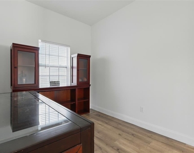3024 W Douglas St - Photo Thumbnail 4