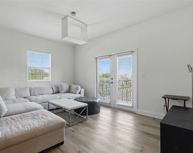 3024 W Douglas St - Photo Thumbnail 9