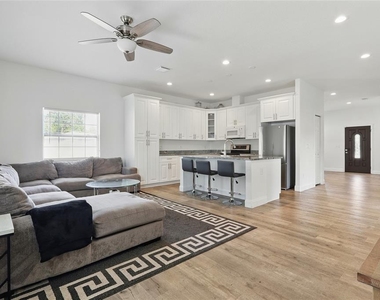 3024 W Douglas St - Photo Thumbnail 5