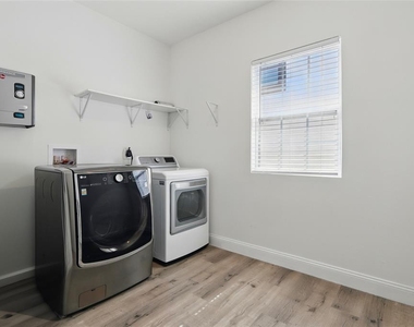 3024 W Douglas St - Photo Thumbnail 13