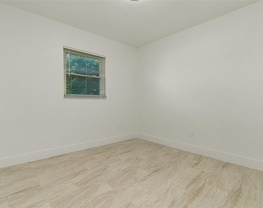 810 Oregon Avenue - Photo Thumbnail 16