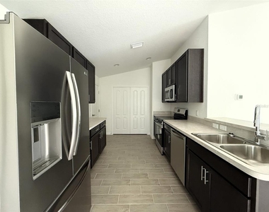 627 W Carey Lane - Photo Thumbnail 5