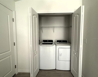 627 W Carey Lane - Photo Thumbnail 6