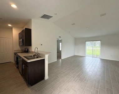 627 W Carey Lane - Photo Thumbnail 4
