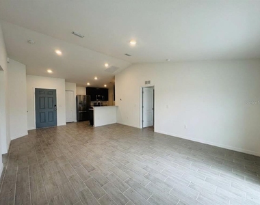 627 W Carey Lane - Photo Thumbnail 8