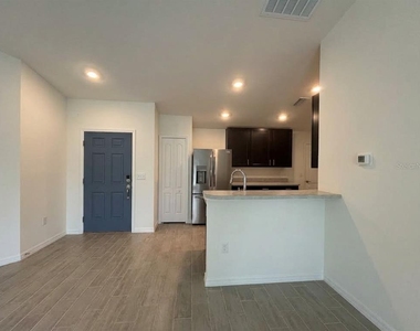 627 W Carey Lane - Photo Thumbnail 7