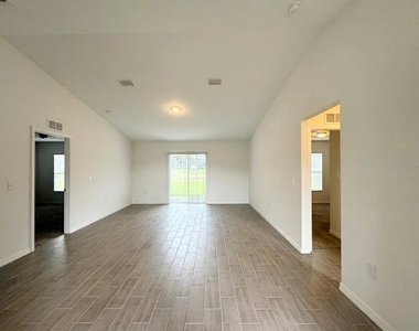 627 W Carey Lane - Photo Thumbnail 3