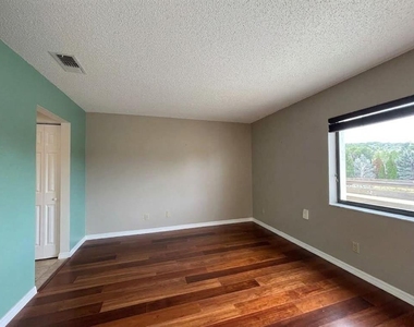 1802 Garden Lake Drive - Photo Thumbnail 10