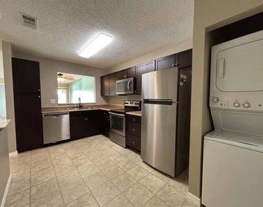 1802 Garden Lake Drive - Photo Thumbnail 2
