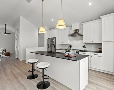 1606 Park Lake Street - Photo Thumbnail 4