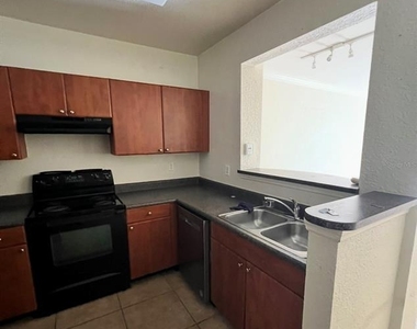 202 E South Street - Photo Thumbnail 4