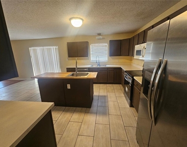 427 Samuel Street - Photo Thumbnail 8