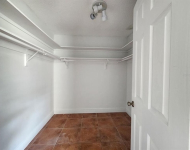 416 Banyon Tree Circle - Photo Thumbnail 9