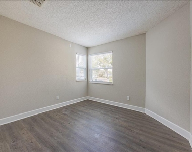 2540 Woodgate Boulevard - Photo Thumbnail 4