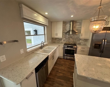 610 Iris Street - Photo Thumbnail 10
