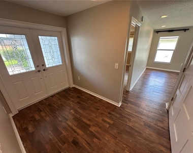 610 Iris Street - Photo Thumbnail 2