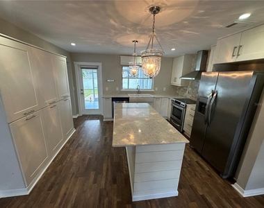 610 Iris Street - Photo Thumbnail 7