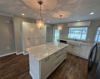 610 Iris Street - Photo Thumbnail 8