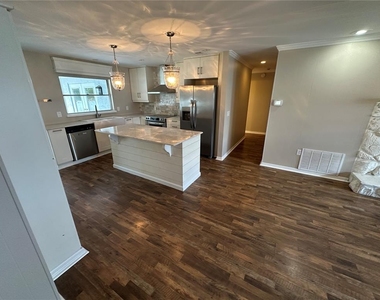 610 Iris Street - Photo Thumbnail 4