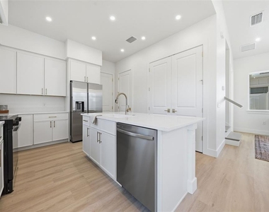 1605 Bryn Mawr Street - Photo Thumbnail 9