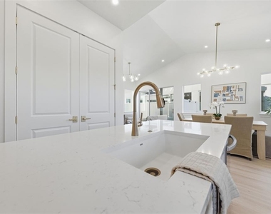 1605 Bryn Mawr Street - Photo Thumbnail 11