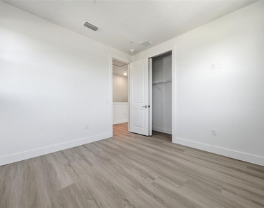 1605 Bryn Mawr Street - Photo Thumbnail 30
