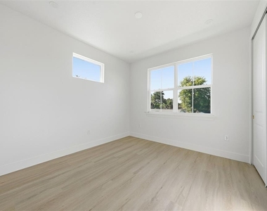 1605 Bryn Mawr Street - Photo Thumbnail 27