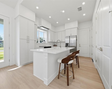 1605 Bryn Mawr Street - Photo Thumbnail 8
