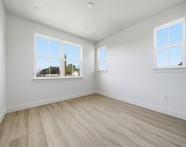 1605 Bryn Mawr Street - Photo Thumbnail 29