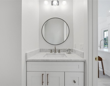 1605 Bryn Mawr Street - Photo Thumbnail 14