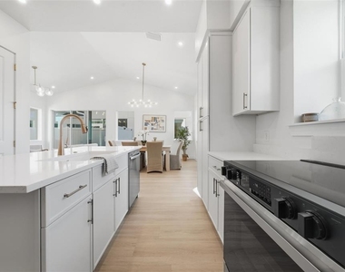 1605 Bryn Mawr Street - Photo Thumbnail 10